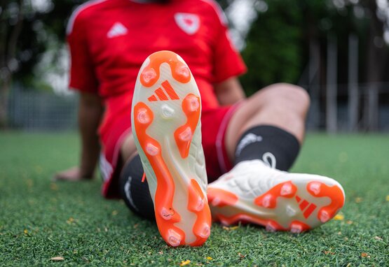 Met de nieuwste Adidas voetbalschoenen aan, maak jij de winnende goal! 