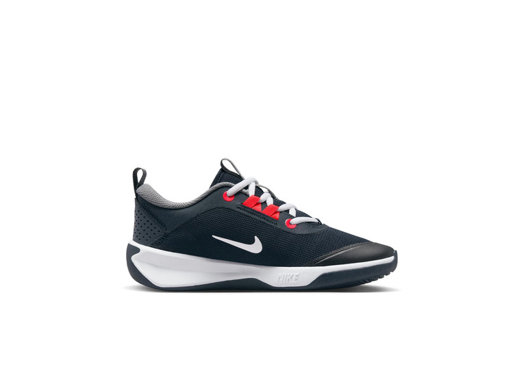 Nike Omni Multi-Court indoorschoenen Dark Obsidian/Smoke Grey/Bright Crimson/Wit KIDS