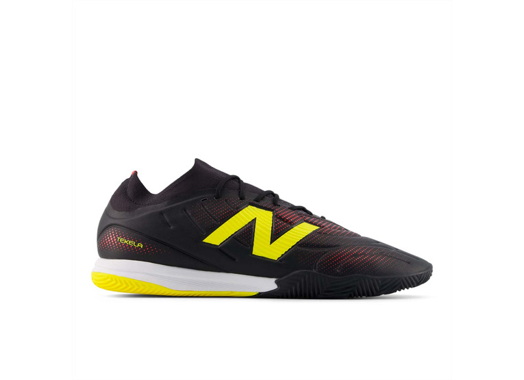 New Balance Tekela team low IN V5 voetbalschoen zwart