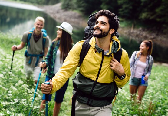Link naar, Ga goed voorbereid op pad met een wandeloutfit van bij Delsport 