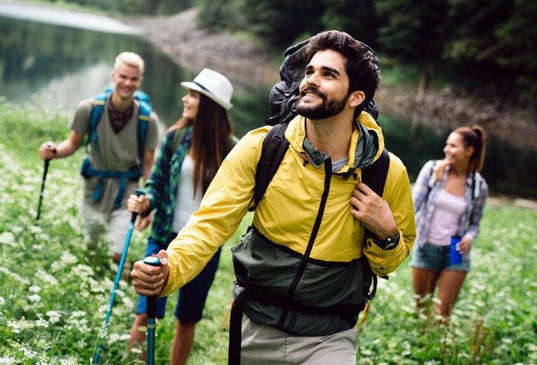 Link naar, Ga goed voorbereid op pad met een wandeloutfit van bij Delsport 