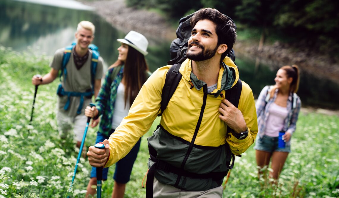 Ga goed voorbereid op pad met een wandeloutfit van bij Delsport 